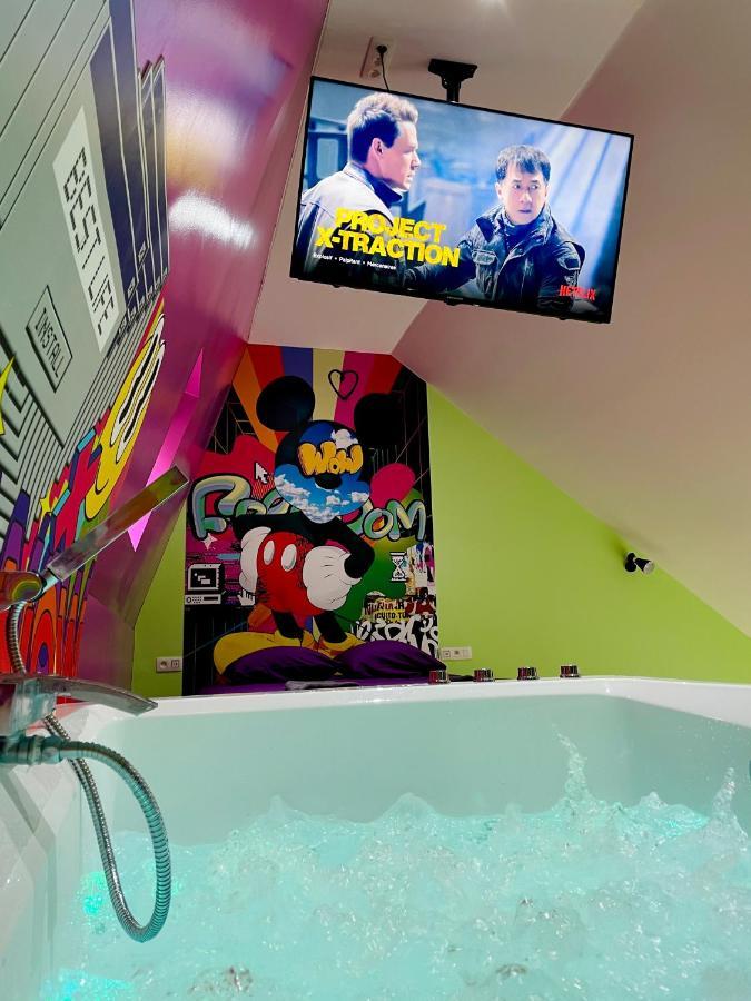 Capsule Forever Young - Jacuzzi - Sauna - Billard - Arcade De Jeux - Netflix & Home Cinema - Ping Pong Hastiere-par-dela 外观 照片